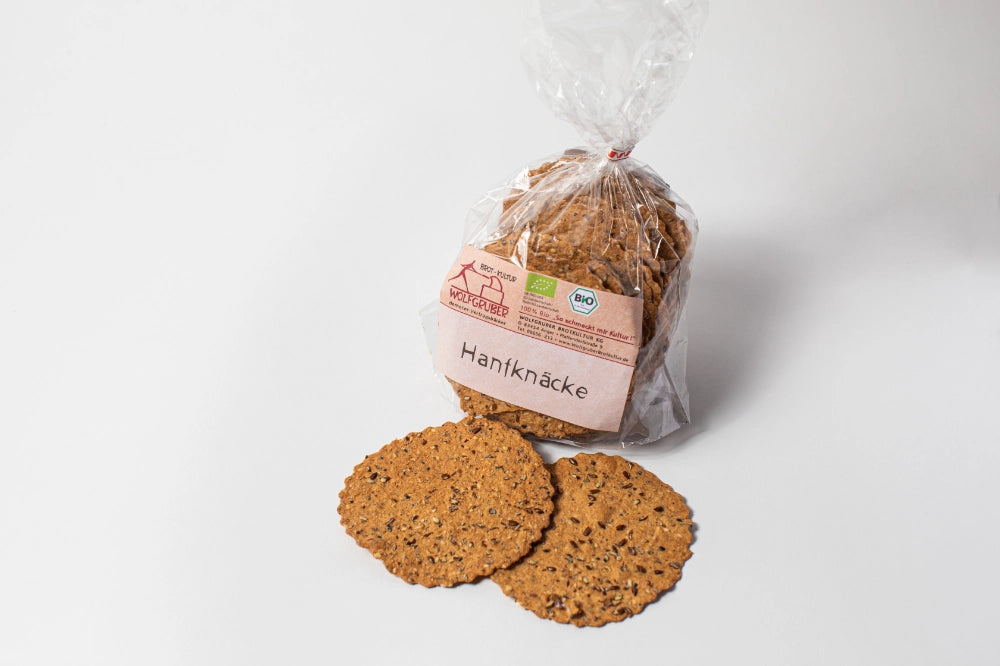 Verpackte Hanfknäcke vor weißem Hintergrund