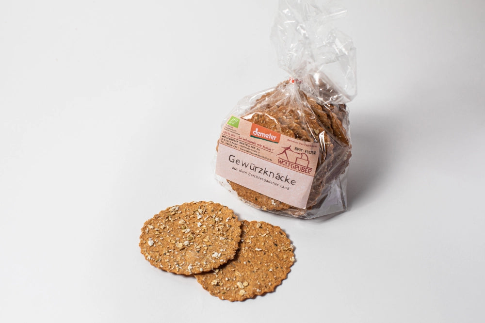 Verpackte Gewürzknäcke und zwei Scheiben