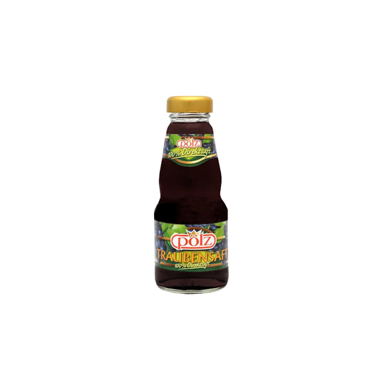 Flasche roter Traubensaft auf weiß.