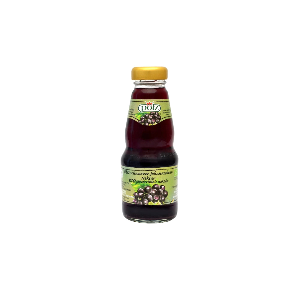 Flasche Bio-Johannisbeernektar auf weißem Hintergrund.