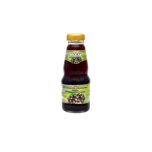 Flasche Bio-Johannisbeernektar auf weißem Hintergrund.