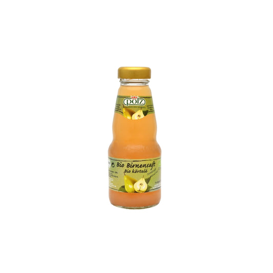 Flasche Bio-Birnensaft auf weißem Hintergrund