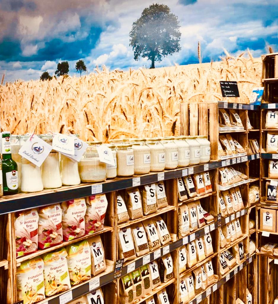 Hofladenregal mit regionalen Produkten