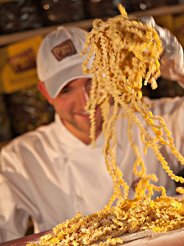 Mann mit frischer, handgemachter Pasta.