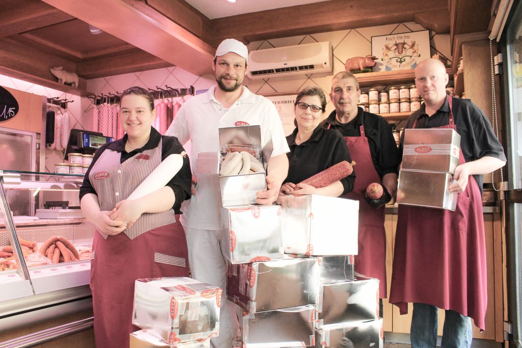 Metzger-Team in einem Hofladen