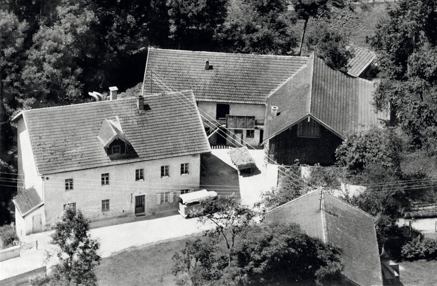 Luftaufnahme eines bayerischen Hofladens.