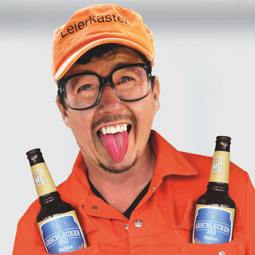 Mann mit Bierflaschen und Mütze