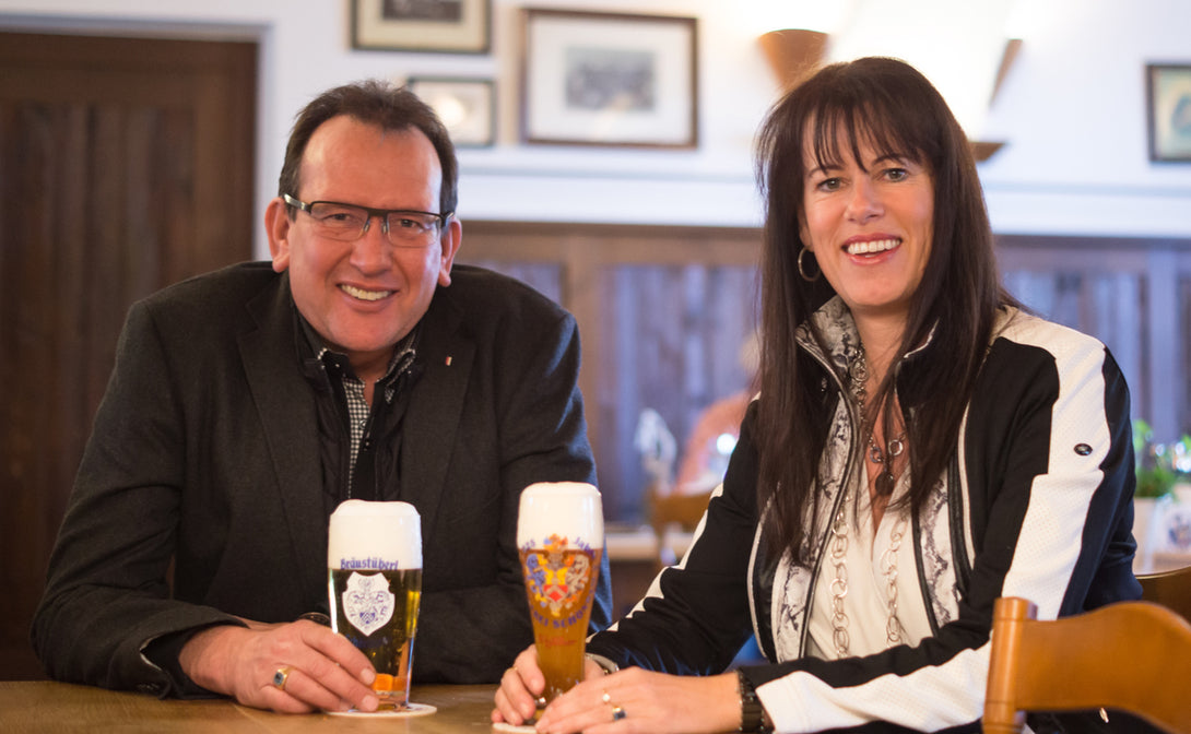 Zwei Personen mit Bier.