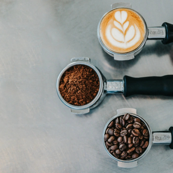 Kaffee: Bohnen, gemahlen, Latte Art.