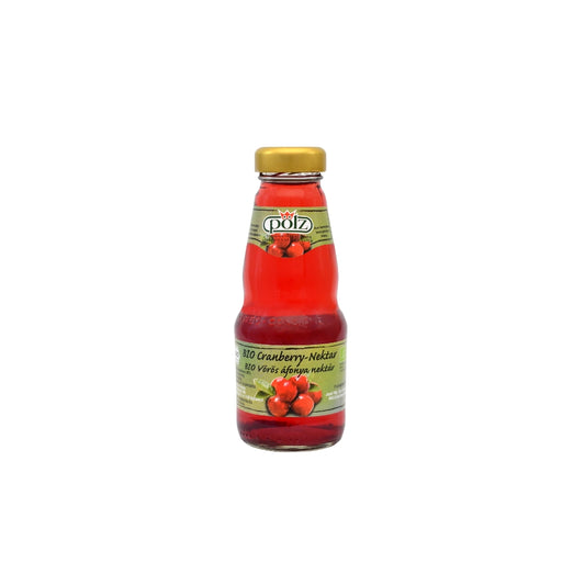 Flasche Bio-Cranberry-Nektar vor weißem Hintergrund.
