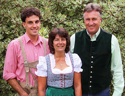 Drei Menschen in traditioneller Kleidung.