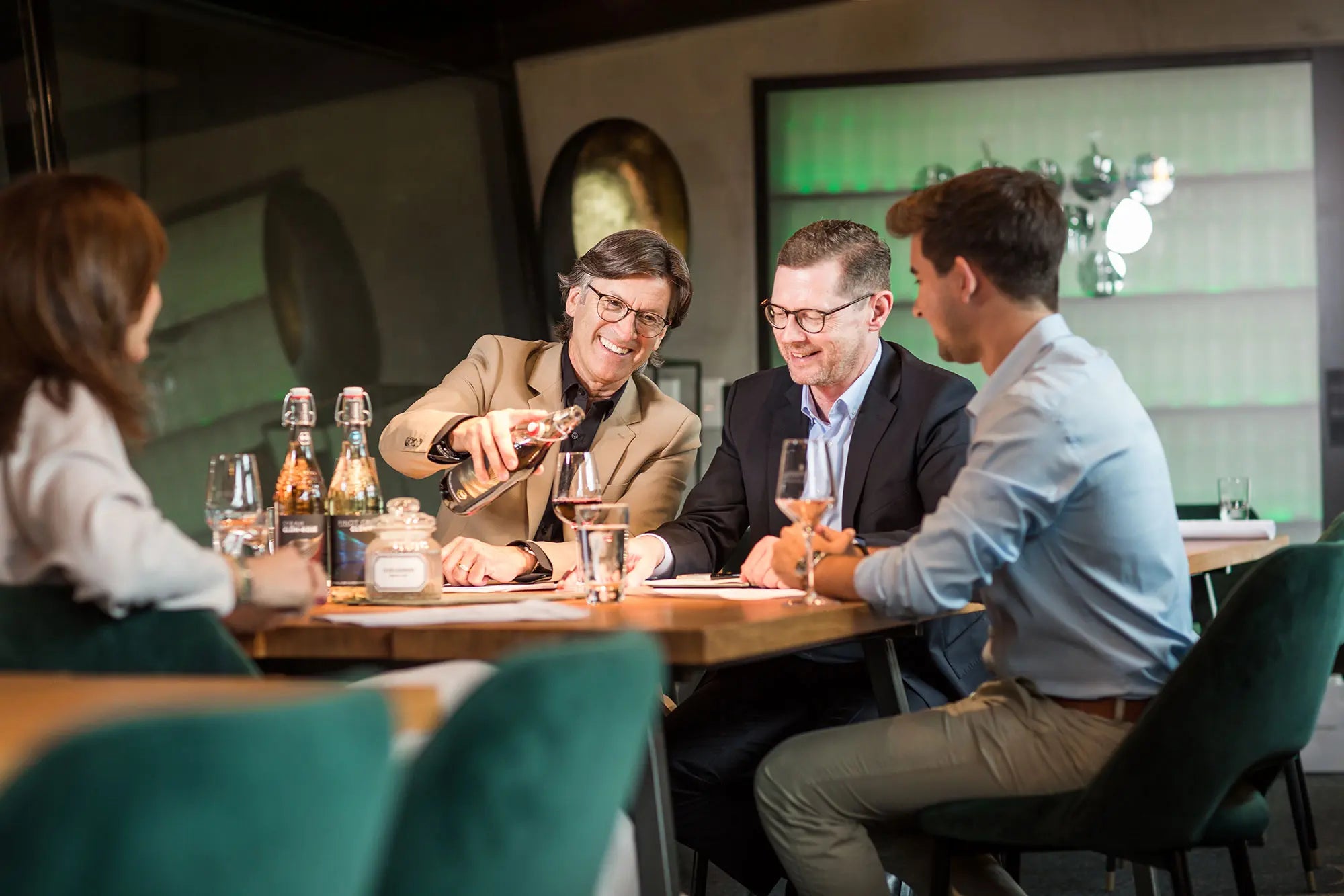 Gesprächsrunde in modernem Raum.