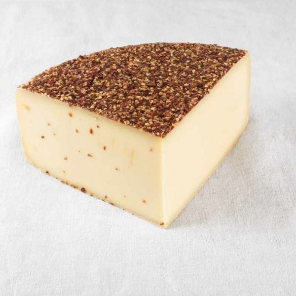 Käse mit Gewürzkruste.