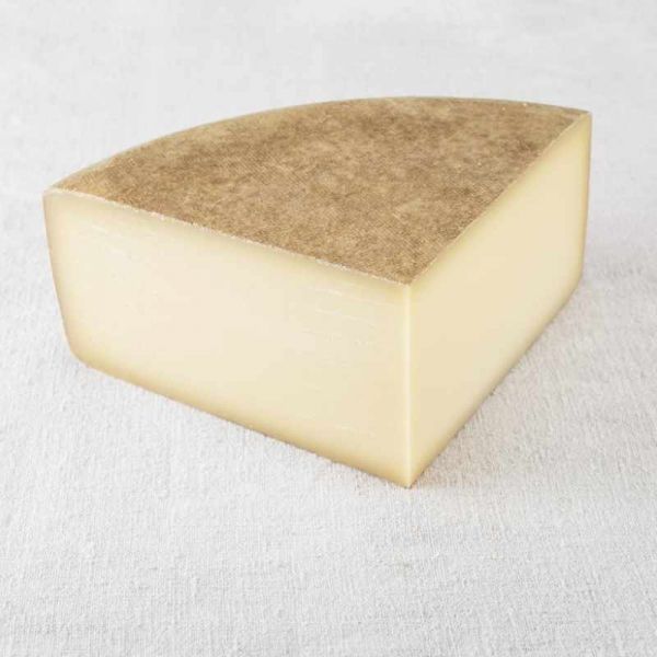 Käseblock auf weißem Hintergrund
