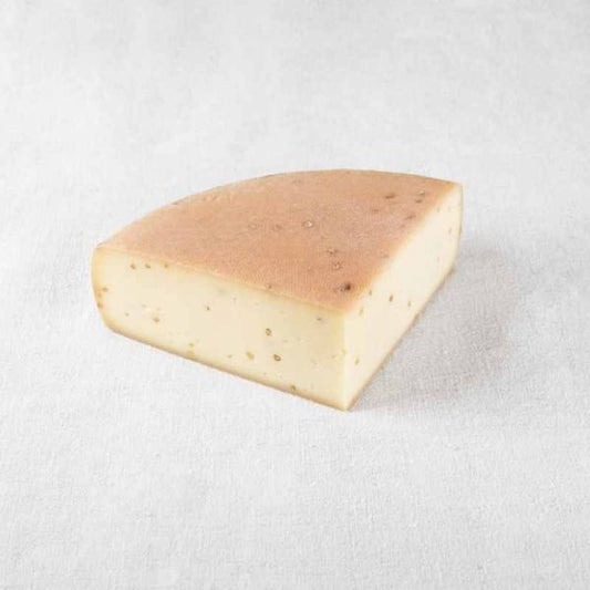 Käse auf weißem Hintergrund