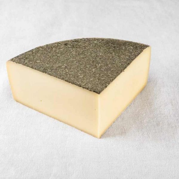 Käse auf weißem Tuch