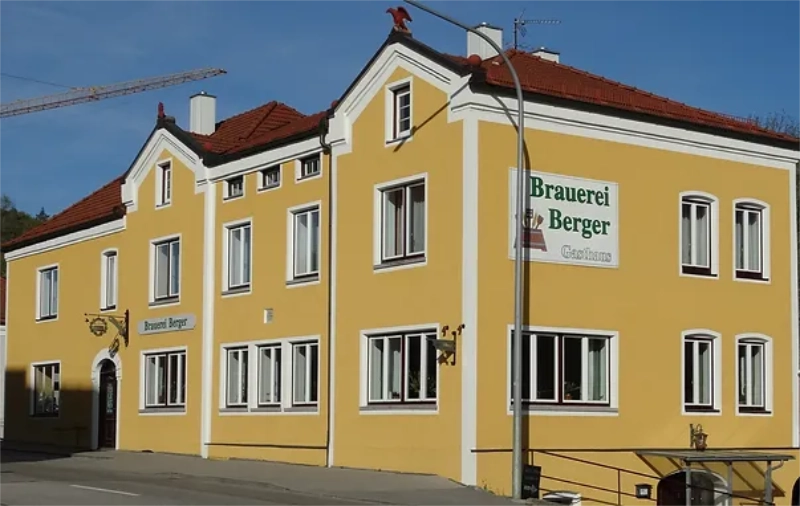 Gelbes Gebäude mit "Brauererei Berger".