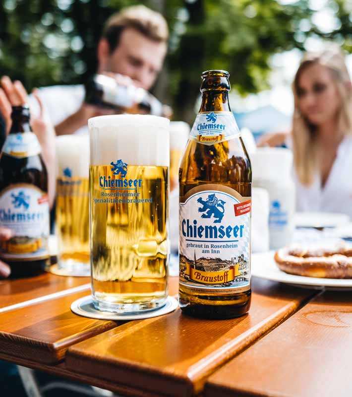 Bierflaschen und Biergläser draußen trinken.