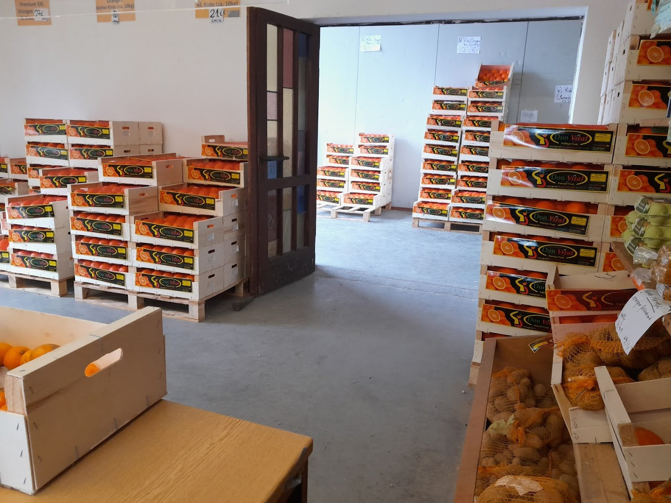 Kisten mit Orangen im Hofladen.