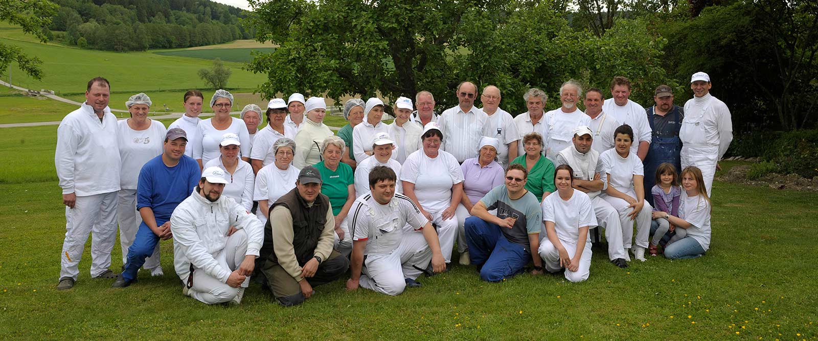 Gruppenfoto von Hofladen-Mitarbeitern draußen.