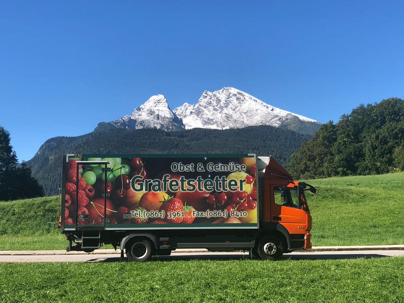 LKW mit Obst und Gemüsewerbung