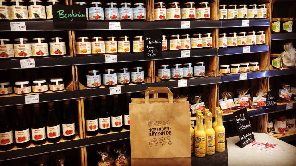 Regale mit Hofladen-Produkten und Einkaufstüte