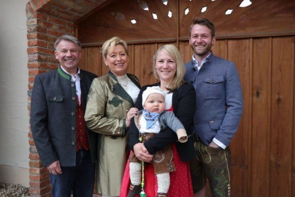 Familienfoto vor Holztor.