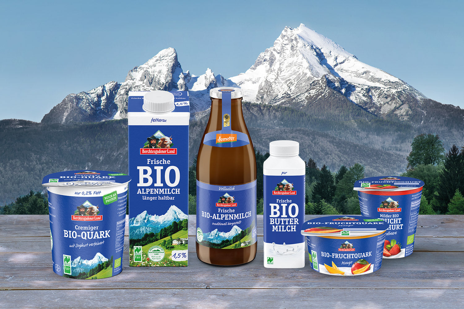 Milchprodukte vor Berglandschaft.