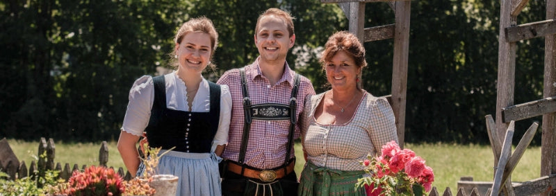 Drei Personen in traditioneller Kleidung