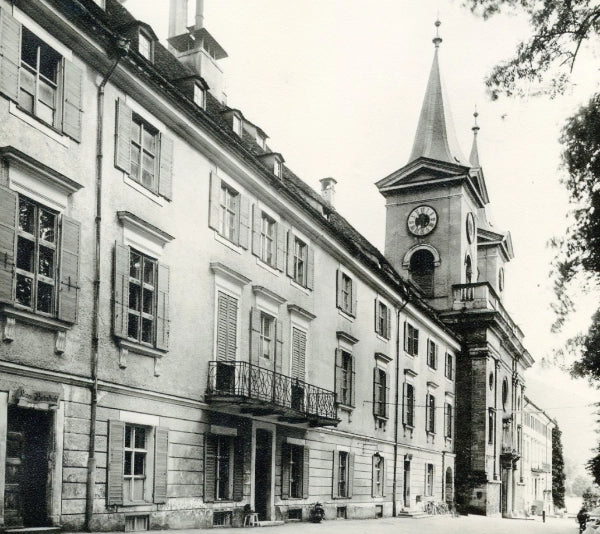 Historisches Gebäude mit Kirchturm.