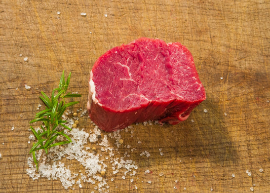 Rohes Fleisch, Rosmarin und Salz