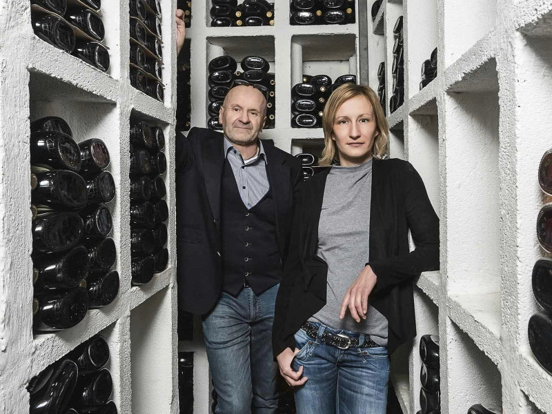 Zwei Personen im Weinkeller.